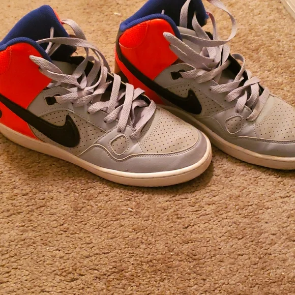Men’s size 9 Nike “Son of Force” Mid size shoe Men main image 2